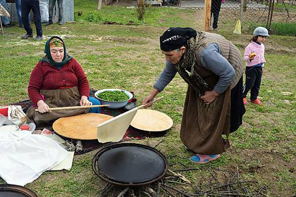 Flatbread making in Iran . Inbound Persia Travel Agency.