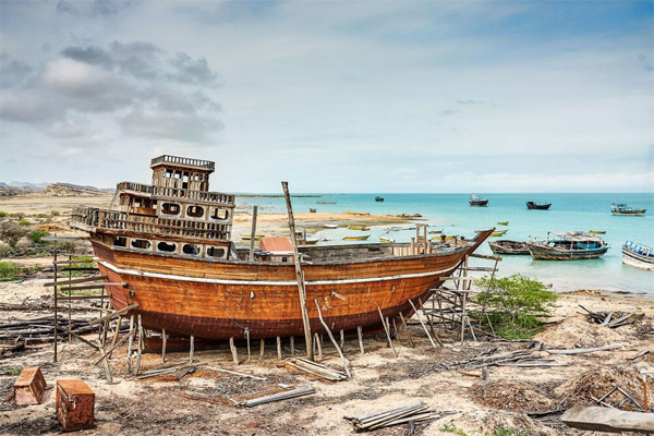 Skills of building and sailing Iranian Lenj boats.